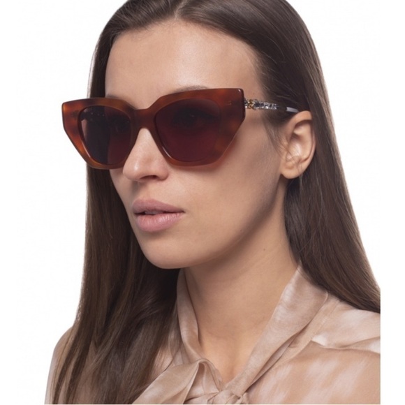 Gucci sunglasses with case only no other inclusions great condition not new - Picture 3 of 5